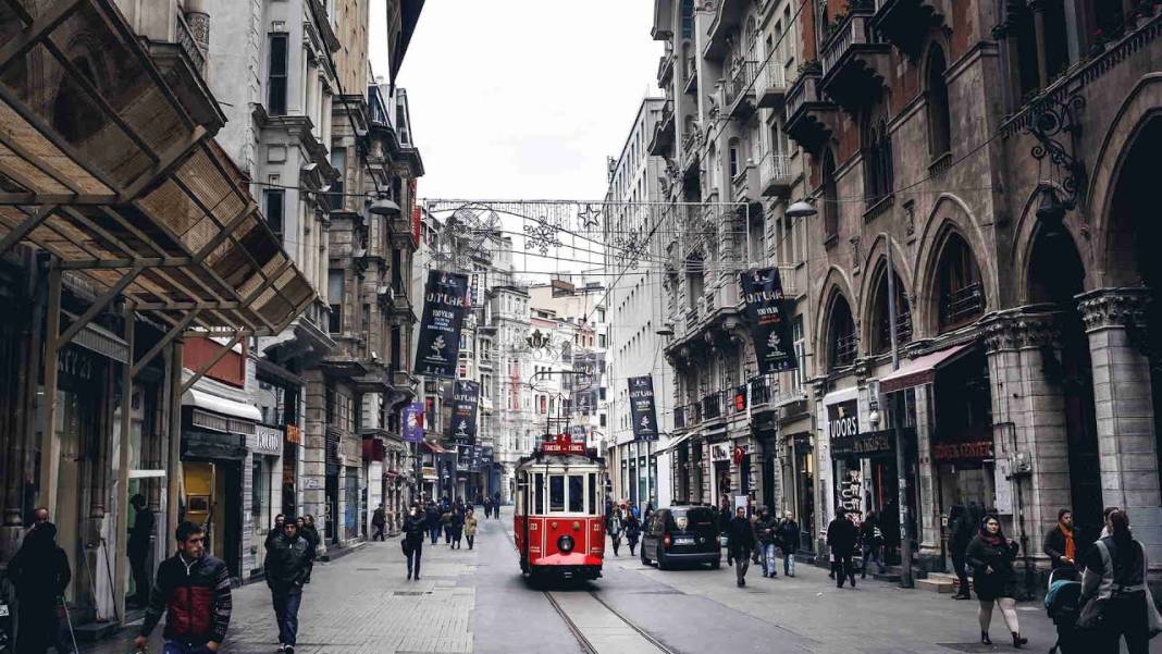 Beyoğlu'nun ismindeki "Bey" ve "Oğlu" Kim? 10